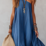 Robe longue fluide à rayures bleu royal et épaules dénudées